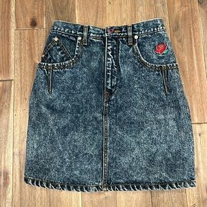 Vintage Jordache Light Acid Wash Denim Mini Skirt Size 00 7/8 Y2K 90s Rose Patch